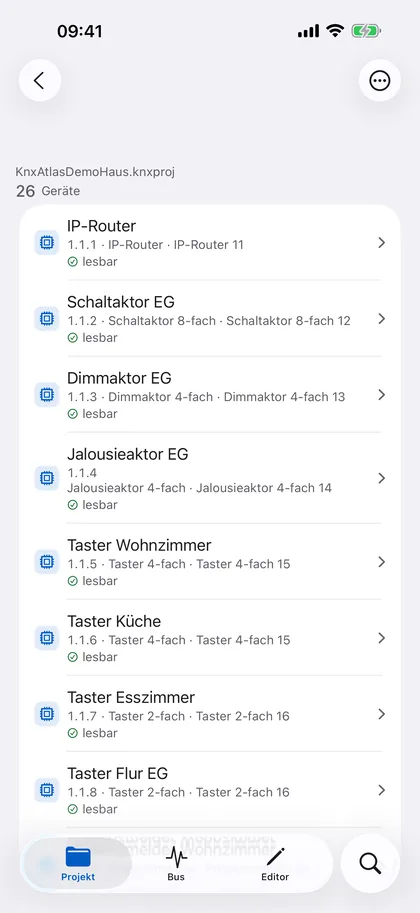 KNX Atlas auf dem iPhone: Liste der 26 Geräte des Demo-Projekts mit Adresse, Produkt und Status.