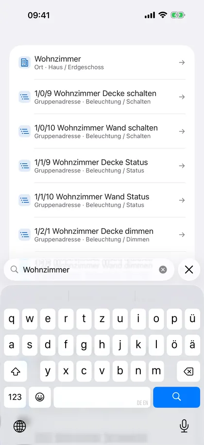 KNX Atlas auf dem iPhone: Suche nach „Wohnzimmer“ mit Raum und Gruppenadressen als Treffer.